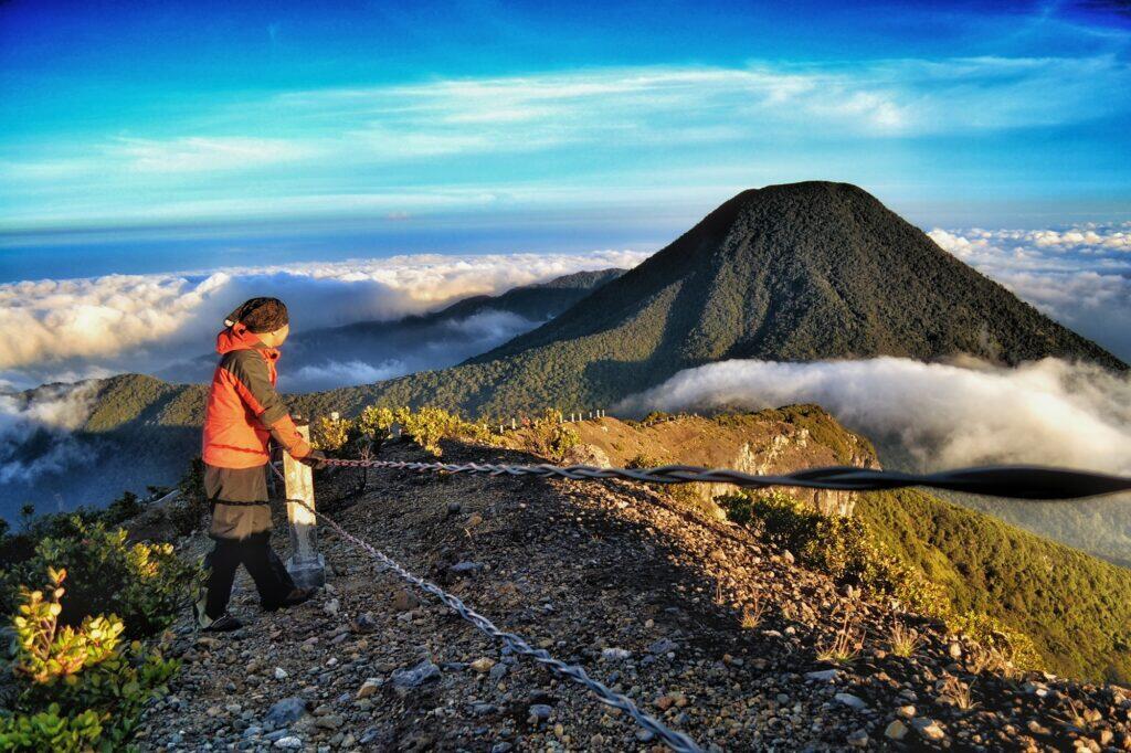 Tips Trekking Ke Gunung Gede Happy Travelling Guys - Yuk Visit