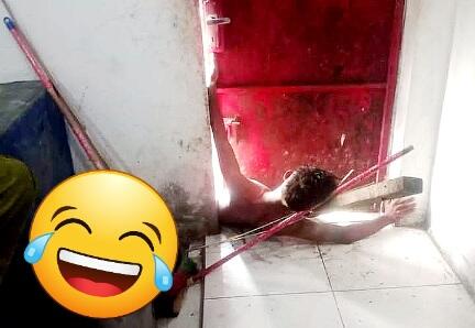 Bakri, Maling yg Terjepit Pintu Rumah Korbannya, Nyaris Mati Lemas Malah Di Videoin!