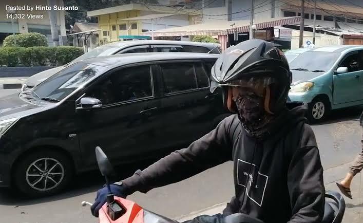 Bapak Ini Mengendarai Motor di Trotoar, Alasannya Bikin Kesel!