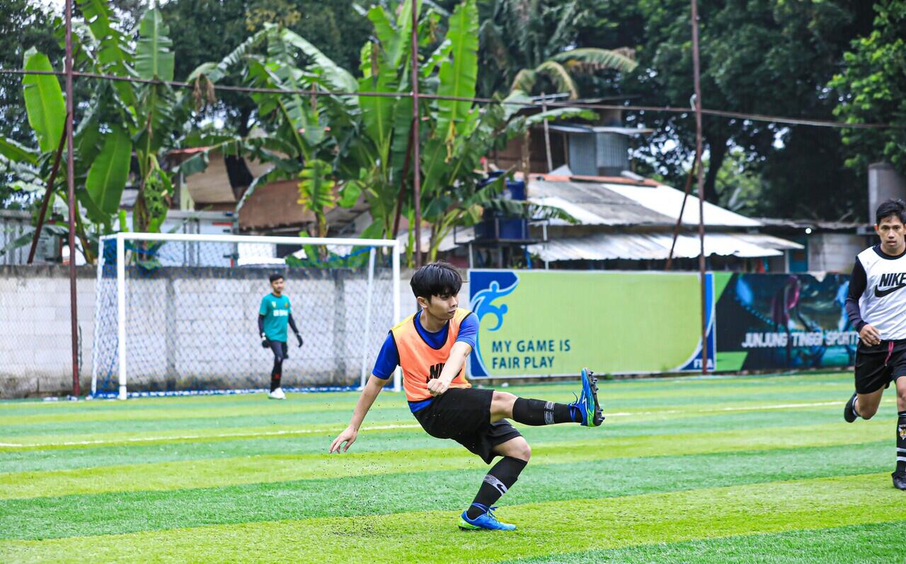 Kaos Kaki Bolong Dan Mini Soccer, Bukan Sekedar Gaya Tapi Ada Alasan Fisiologis