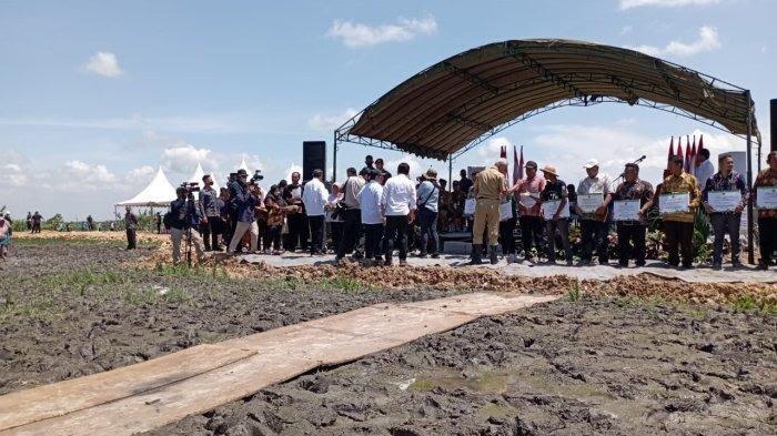 Jokowi Sindir Acara Penyerahan Sertifikat Tanah di Blora Lokasi Becek