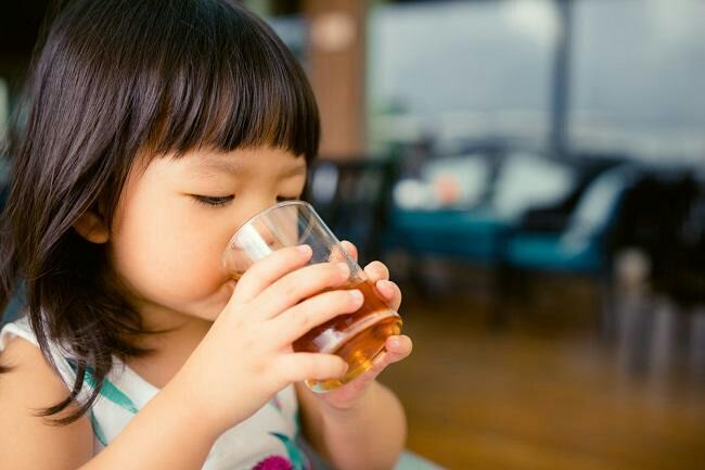 12 Penyebab Anak Bertubuh Pendek Salah Satunya Minum Teh, Sewajarnya sih Boleh!