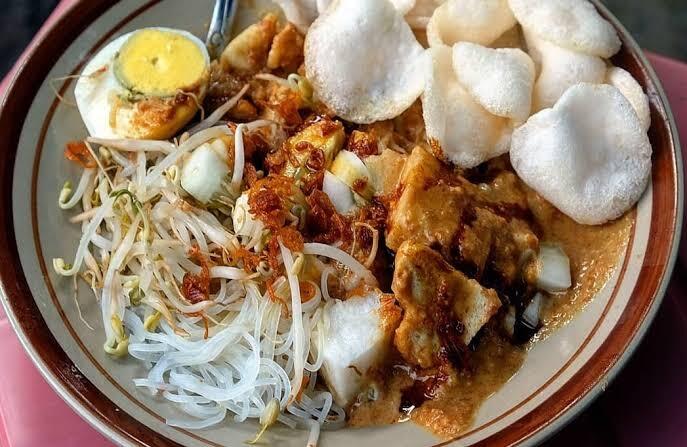 Ketoprak Khas Cirebon! Makanan Favorit Kaki Lima