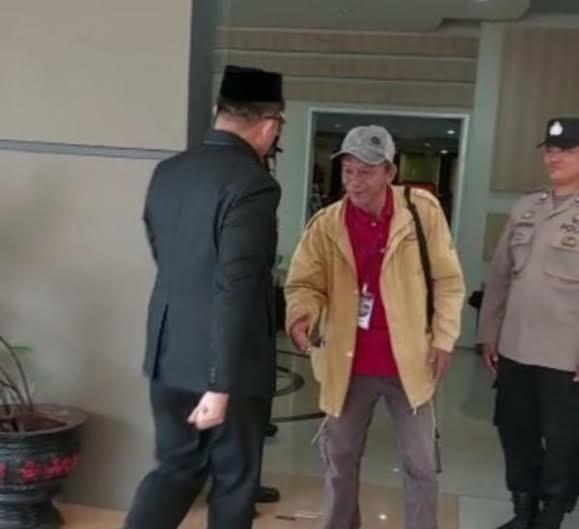 Disorot Tolak Salaman dengan Warga, Ketua DPRD Ini Terancam Kena Copot