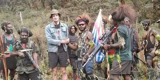5 Potret Keakraban Pilot Susi Air dan KKB Papua Setelah 1 Bulan Disandera!