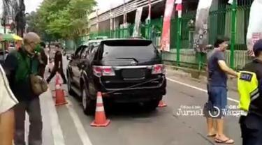 Fortuner Jadikan Jalan Ibu Kota sebagai Garasi Pribadi, Sukses Bikin Macet

