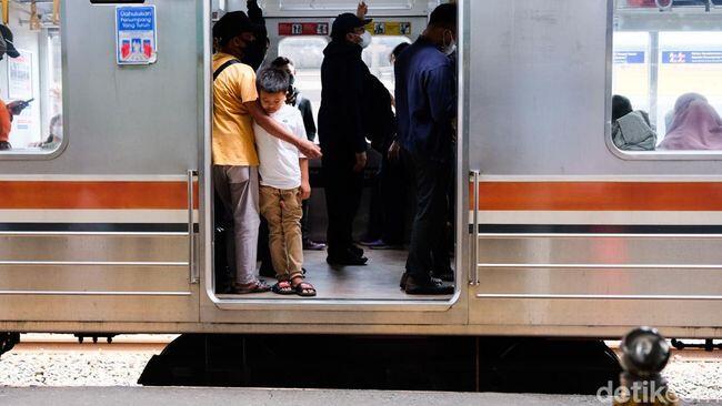 Viral Penumpang Salat di Dalam KRL, PT KCI: Musala Ada di Setiap Stasiun