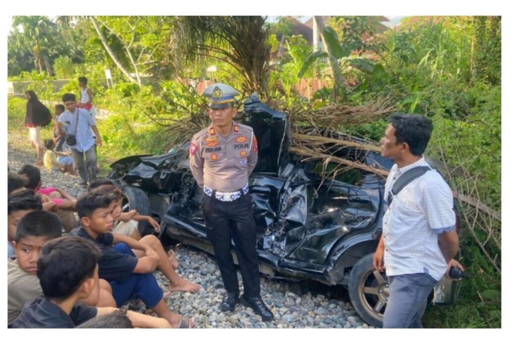 Kereta Api Tabrak Honda Jazz di Pariaman