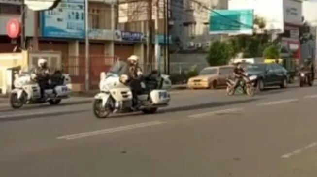 Pengendara Motor Ugal-ugalan Hampir Tabrak Mobil Presiden Jokowi, Begini Wajahnya..