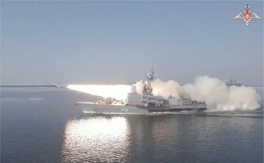 Kapal Korvet Rusia Sukses Lakukan Uji Coba Penembakan Rudal Anti Kapal di Laut Jepang