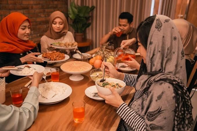 5 Alasan untuk Menolak Ajakan Bukber yang Sopan tapi Tidak Klise!