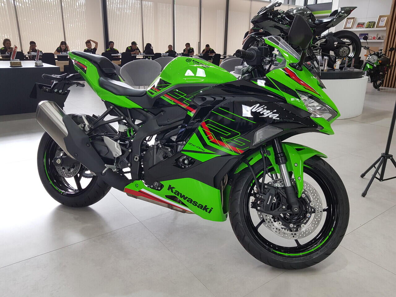 10 Perbedaan Ninja ZX4RR - Ninja ZX25RR, Kawasaki Tak Takut Susah Dibedakan di Jalan