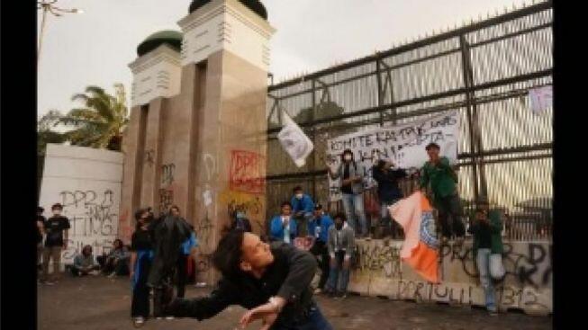 Duh Jefri Nichol Terang-terangan Lempar Bangkai Tikus ke Gedung DPR