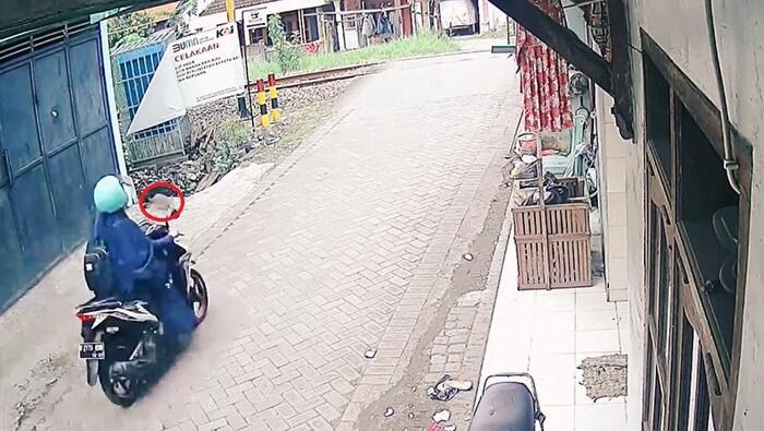 Rekaman CCTV Ungkap Detik-detik Biker Perempuan Tertabrak KA di Sidoarjo