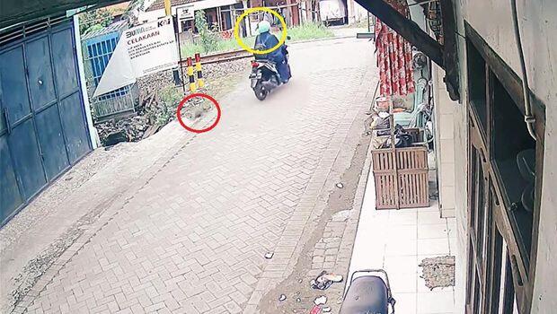 Rekaman CCTV Ungkap Detik-detik Biker Perempuan Tertabrak KA di Sidoarjo