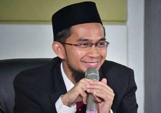 Imam Dilempar Sendal Gegara Baca Ayat Terlalu Panjang, Begini Tanggapan UAH