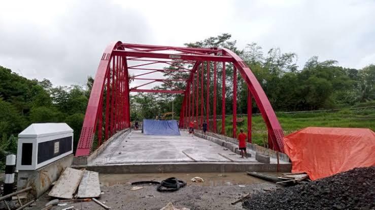VIRAL !!! Video Jembatan Biru Senilai Rp 11,5 Miliar Di Magelang Berwarna Merah