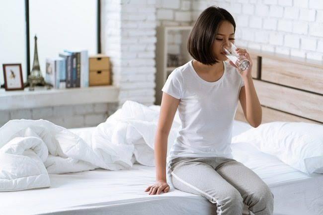 Manfaat Minum 1,5 Liter Air Putih Segera Selepas Bangun Pagi