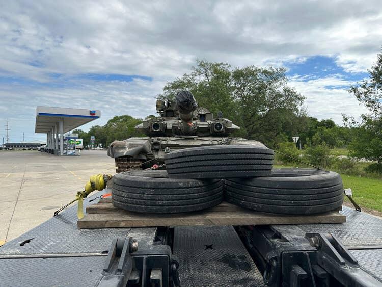 Tank T-90 Rusia Muncul Secara Misterius di Truck Stop Amerika