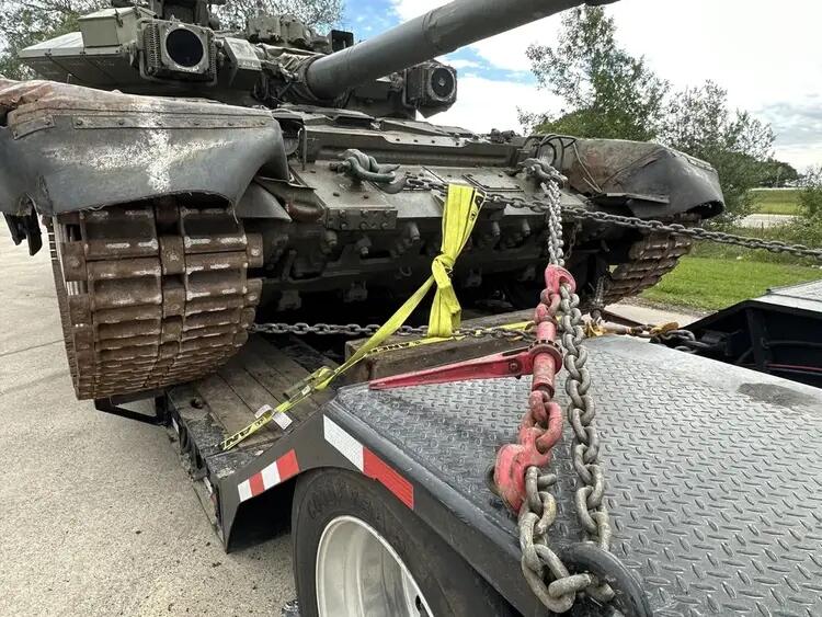 Tank T-90 Rusia Muncul Secara Misterius di Truck Stop Amerika