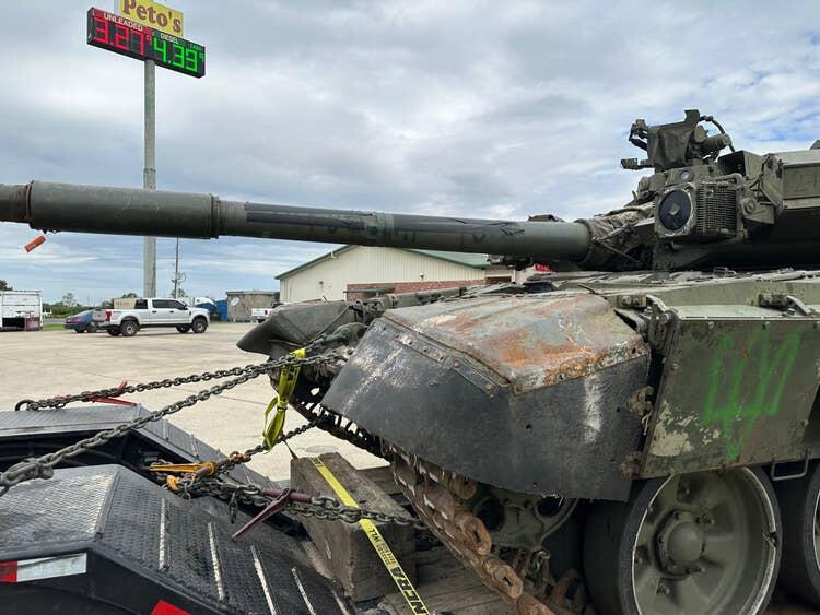 Tank T-90 Rusia Muncul Secara Misterius di Truck Stop Amerika