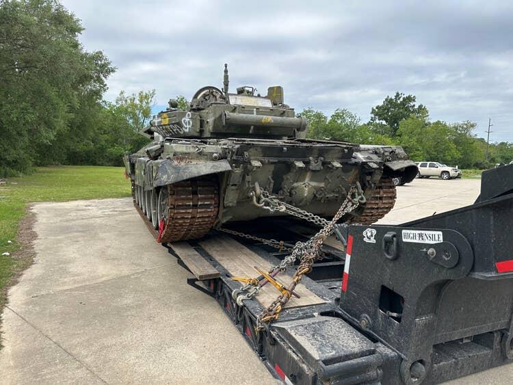 Tank T-90 Rusia Muncul Secara Misterius di Truck Stop Amerika