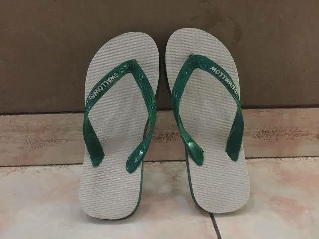 Konyol! Pemuda Ini Tampar Pipi Sendiri Dengan Sandal Jepit Demi Gift Sampai Memar!