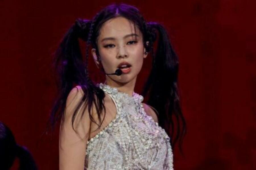 Rok Jennie Blackpink Melorot di Depan 125 Ribu Penonton Coachella, Netizen Respect!