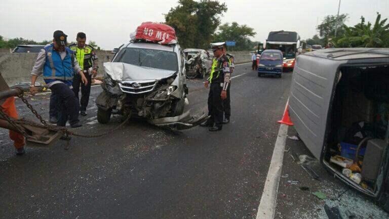 Mobil Hitam Kabur Tabrak Rush Putih di Tol Cipali, 9 Titik Black Spot Trans Jawa!