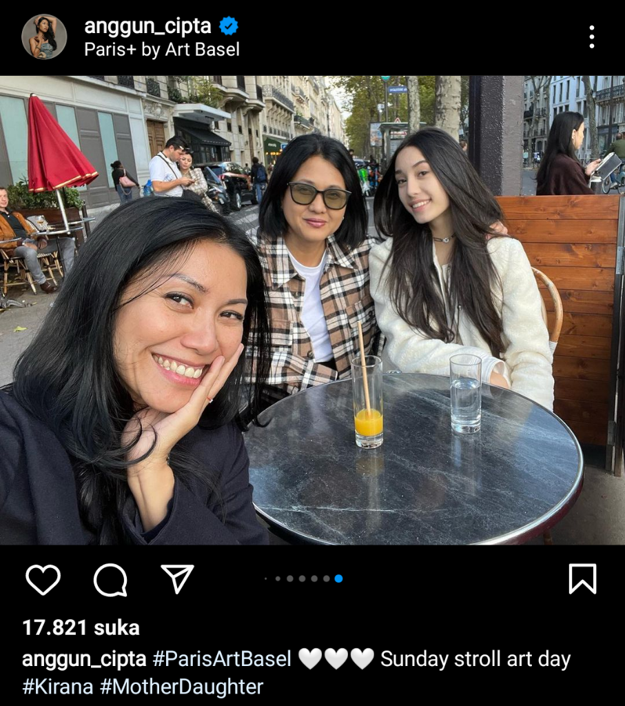 Sama-sama Cantik, Ibu dan Anak Ini Pun Pintar dan Berprestasi, Bikin Iri Tidak Gan?