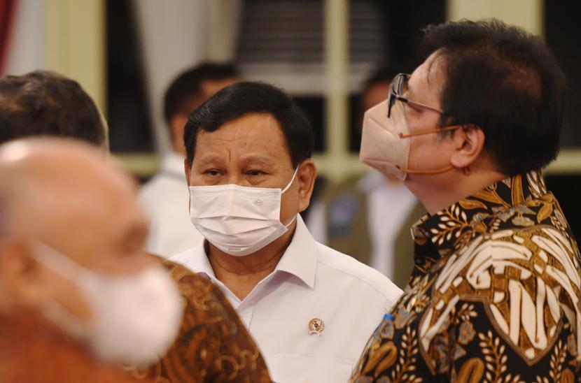 Prabowo Tertawa Disodori Dasco Surat Pamit Sandi: Kamu Pegang Aja Dulu