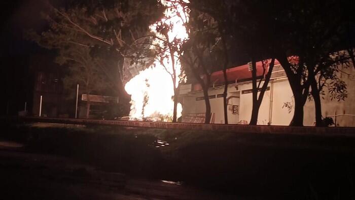 12 Jam Semburan Api Masih Membara di Rest Area Tol Cipali