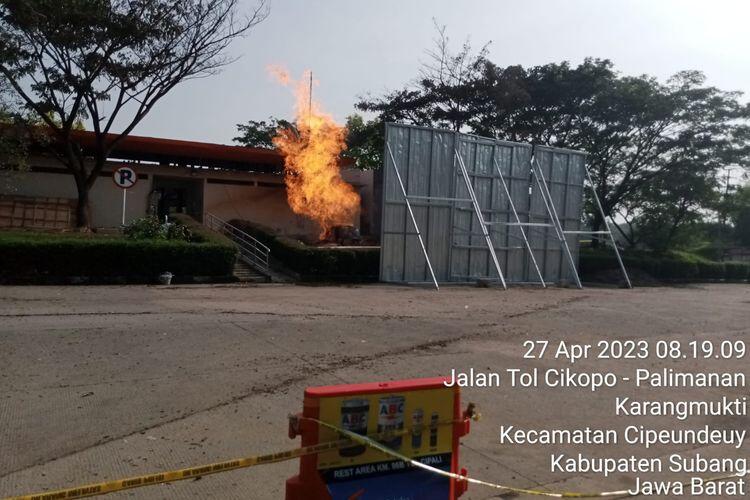 12 Jam Semburan Api Masih Membara di Rest Area Tol Cipali