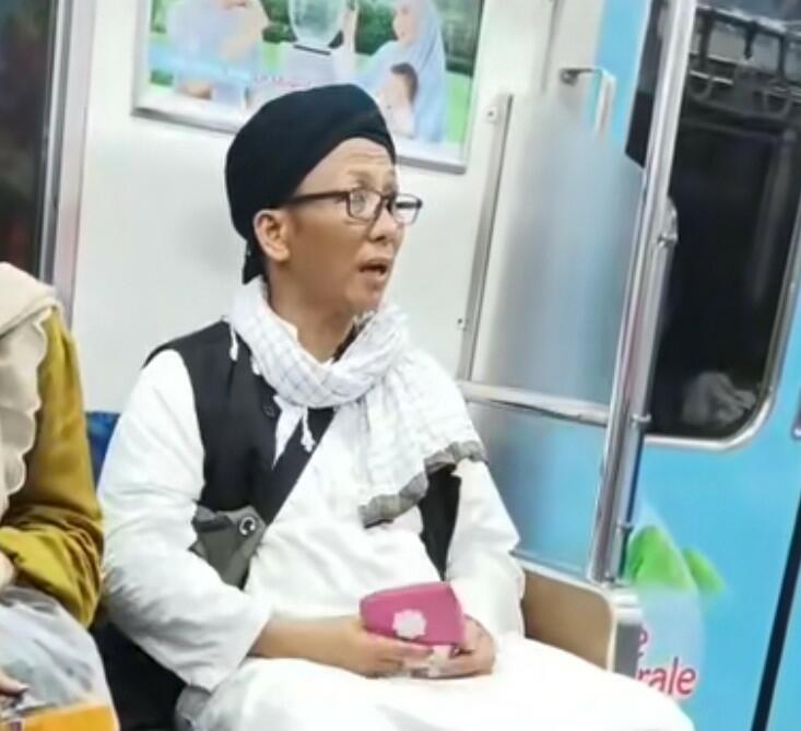 Pria Ini Ngotot Gak Mau Pakai Masker di KRL Karena Ingin Baca Al-Qur'an! Wajarkah?