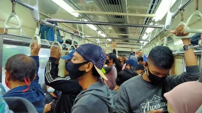 Pria Ini Ngotot Gak Mau Pakai Masker di KRL Karena Ingin Baca Al-Qur'an! Wajarkah?