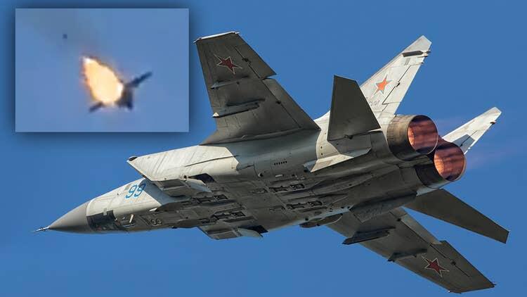 Mesin MiG-31 Foxhound Terbakar Sebelum Jatuh ke Danau, Pilot Selamat