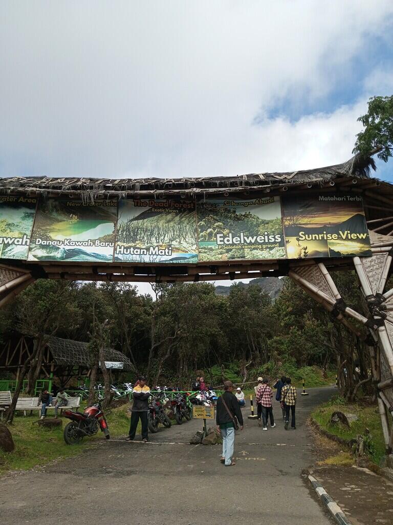 Gokilnya Jalur Menuju Kawah Gunung Papandayan