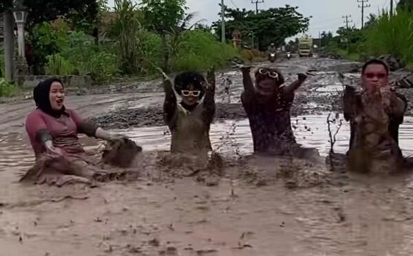 Menanti Efek Viral di Jalan Rusak Lampung Tengah yang Seperti Kubangan