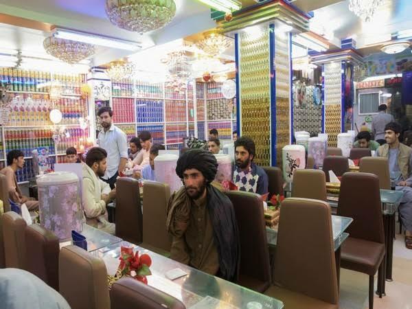 Kenapa Taliban Larang Perempuan Makan di Restoran? Ternyata Ini Alasannya!