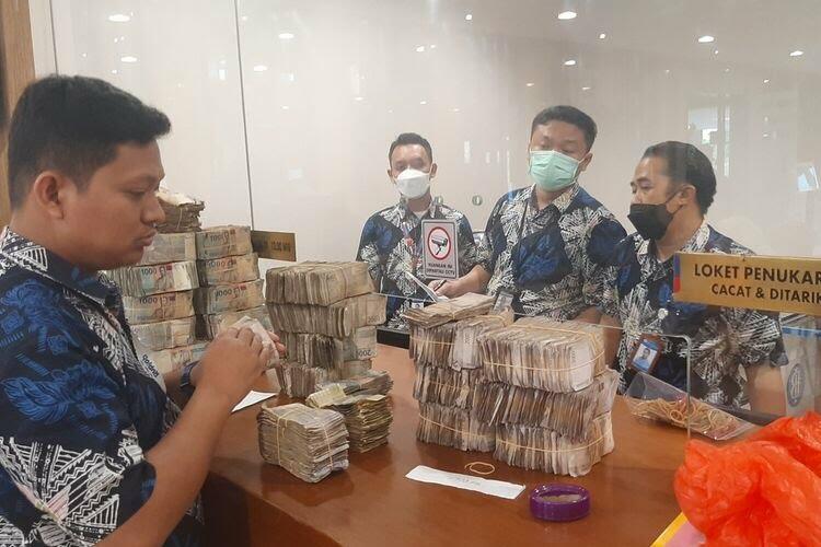 Kisah Kakek Sarneli Pengembala Bebek Menabung 104 Juta, Ada Sebagian Tak Bisa Ditukar