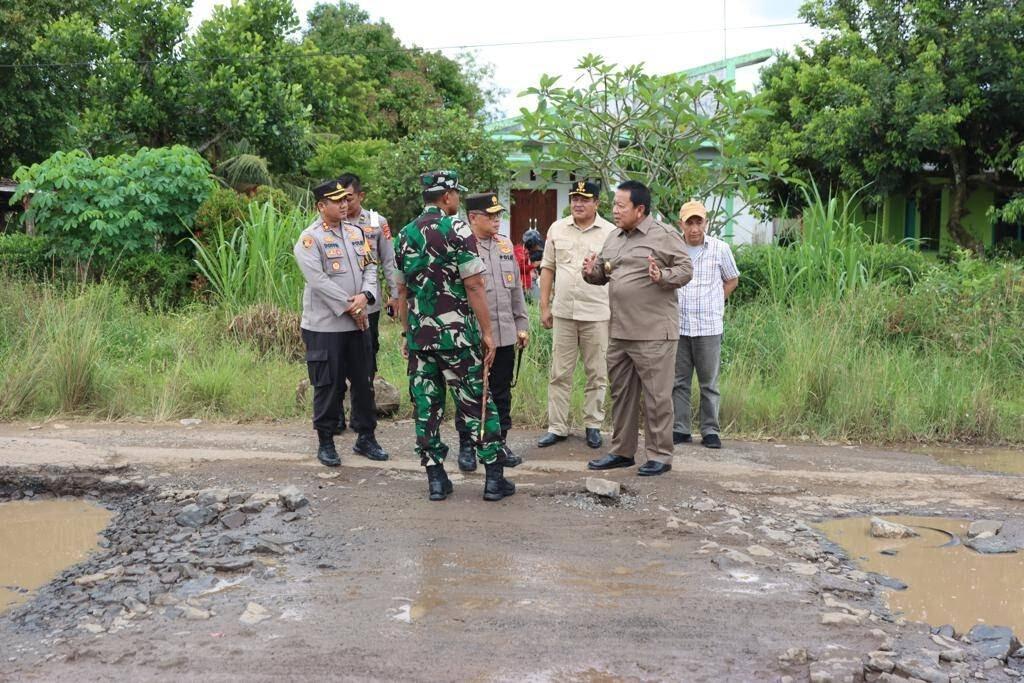 Cek Jalan Rusak di Lampung Tengah, Gubernur Datang Naik Helikopter