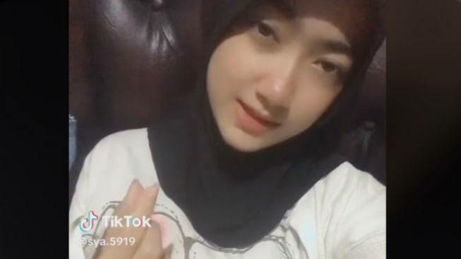 Video Tak Senonoh TikToker Syakirah Tersebar, Netizen Ramai-ramai Berburu Link!