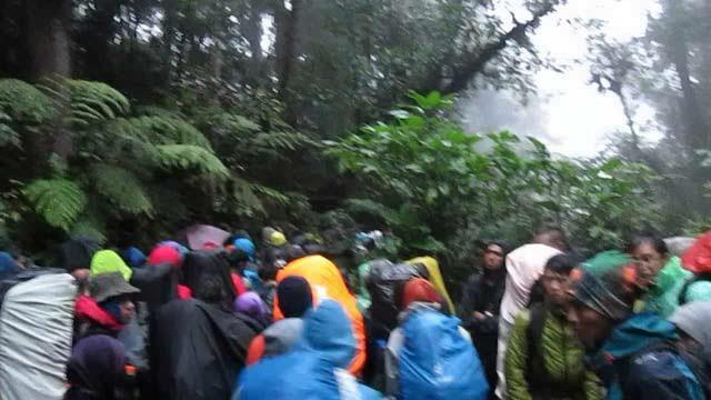 Jalur Pendakian Gunung Gede Macet, Pengunjung Padat dan Sumpek Kaya di Pasar!