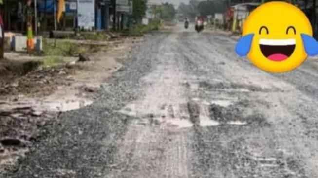 Jalan Rusak di Lampung yang Baru Saja Diperbaiki Kembali Rusak karena Hujan