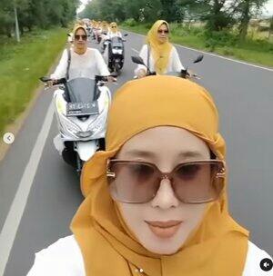 Sekelompok Emak-emak Beraksi ! Konvoi Motor Sambil Selfie Dan Tak Pakai Helm