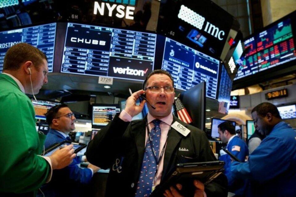 Wall Street Jatuh di Tengah Dilema Kenaikan Suku Bunga The Fed