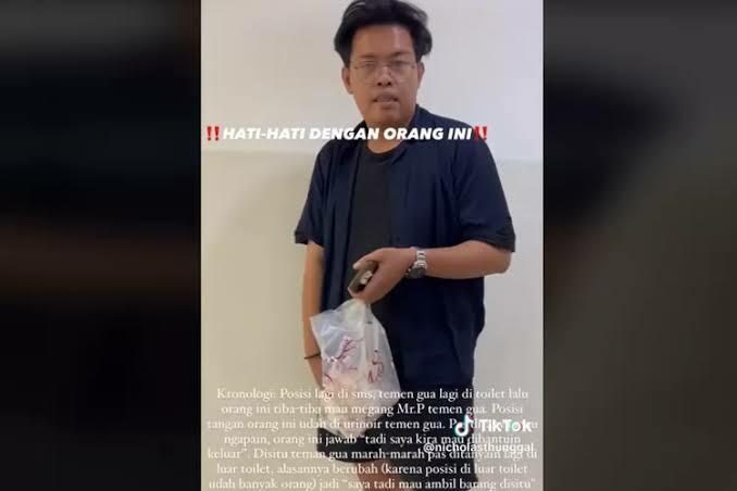 Pria Ini Dilecehkan Oleh Sesama Pria! Hati-hati Saat Memakai Urinoir!