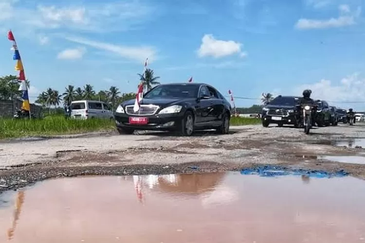 Sedan Mercedes-Benz Presiden Jokowi Hajar Jalanan Off-Road Lampung