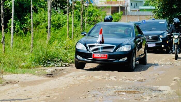 Sedan Mercedes-Benz Presiden Jokowi Hajar Jalanan Off-Road Lampung