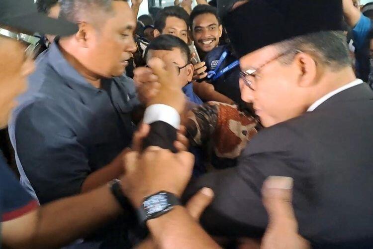 Anies Baswedan Sempat Jatuh Terdorong saat Hadiri Acara Relawan di Senayan